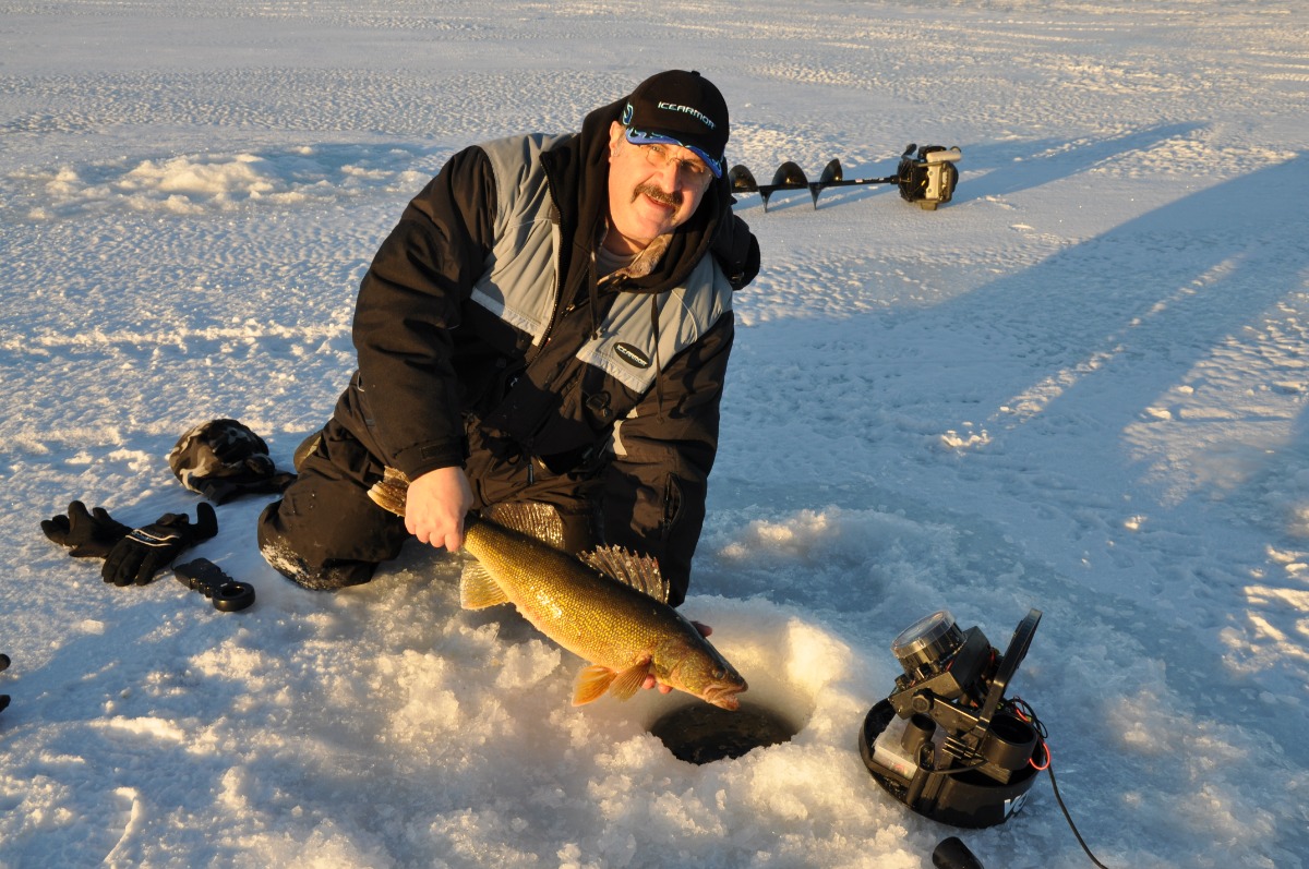 Using a Vexilar Flasher Ice Fishing - North American Outdoorsman